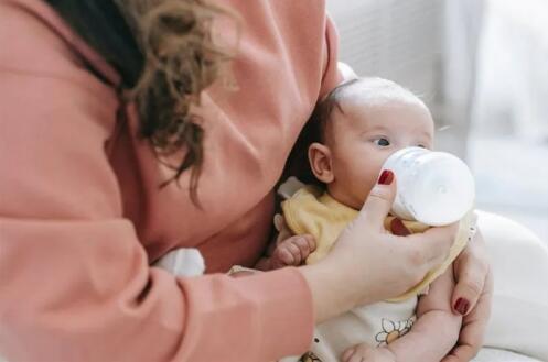 红星美羚乳业：宝宝应该如何转奶？遵循这几点就对了！